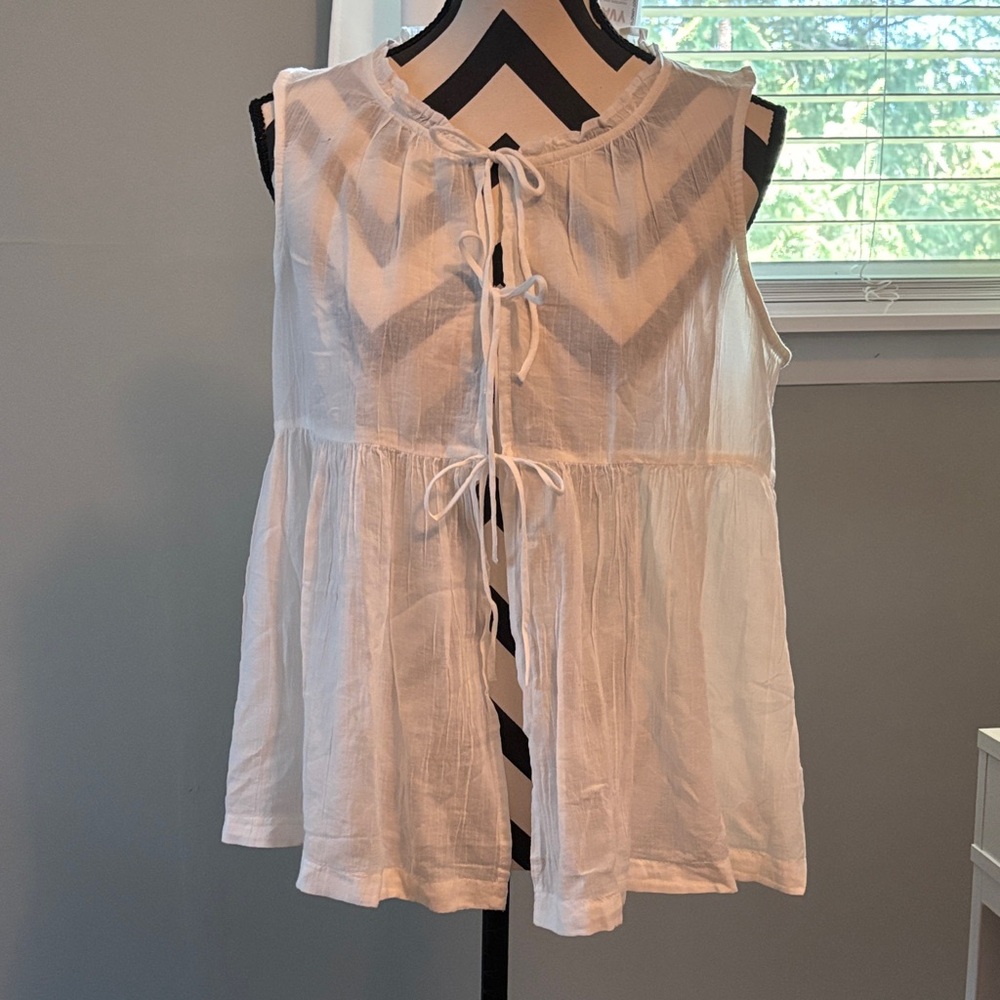Old Navy White Sleeveless Crinkle Gauze Tie-Front Top- Size Medium
